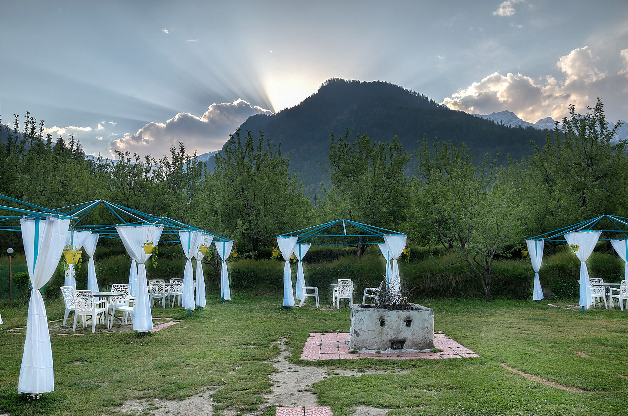 ホテル Treebo Trend Celebriti Manali Vashist エクステリア 写真