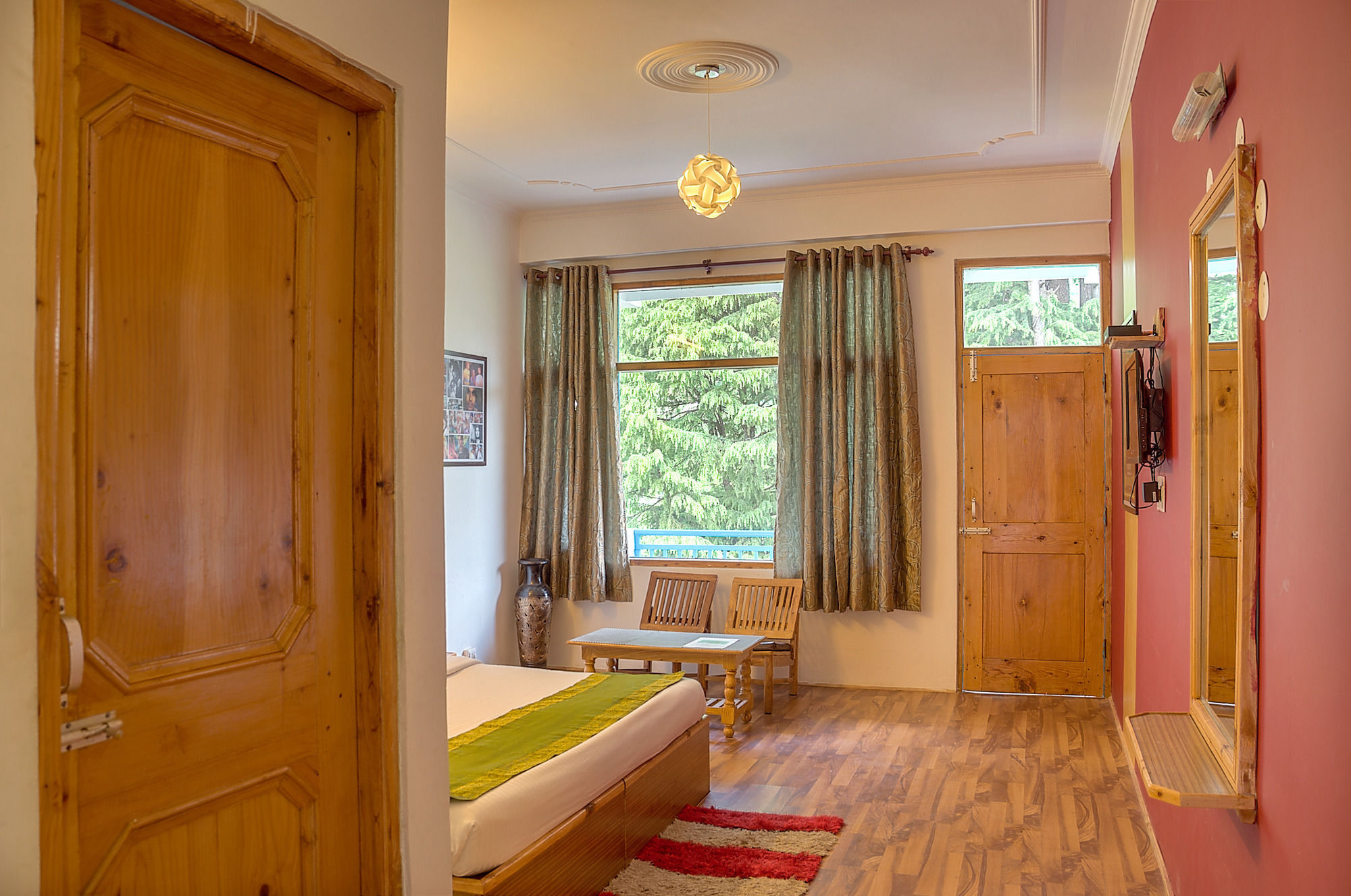 ホテル Treebo Trend Celebriti Manali Vashist エクステリア 写真